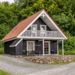 Elegant træfacade på en bolig i Marina Fiskenæs, konstrueret med træelementer.