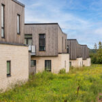 Træfacade på rækkehus i Stjerneparken, konstrueret med træelemet-løsninger.